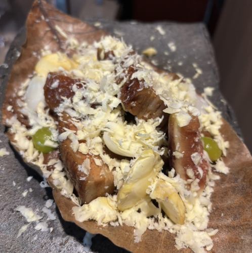 もち豚と秋野菜の朴葉焼き(Mochi-pork and Autumn vegetables grilled on a leaf with Miso)