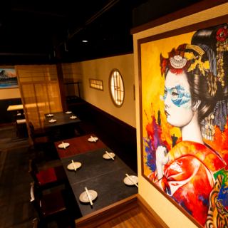 【餐桌座位】在非凡的空间里享受餐桌座位!仿佛步入了另一个世界。绚丽的灯光和诱人的菜肴将令您心旷神怡。在这里,您可以享受一段美好的用餐时光,美味的食物会给您留下深刻的印象。在我们精心布置的餐桌旁,享受如同电影场景般的特别时刻!