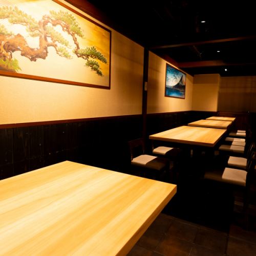 【半私密餐桌座位】在我们半私密的餐桌座位区享受轻松惬意的氛围!非常适合与好友聚餐或闺蜜小聚。在私密空间里放松身心,畅谈人生。享用美食,分享回忆,聊聊近况,度过一段充满欢声笑语的美好时光!