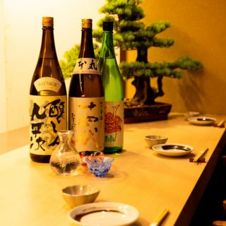 【吧台座位】这家酒吧非常适合独自用餐的客人,可以满足各种需求,从快速小酌到更私密的夜晚。这里有一种让人感觉仿佛置身于另一个世界的氛围,即使独自一人也能放松身心。欢迎随时过来小酌一杯,或者慢慢享用,尽情放松。对于想要按照自己的节奏享受美食的独自用餐者来说,这里是完美的酒吧!