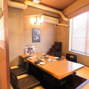 掘りごたつ席の個室はゆったり落ち着きます。6名様用。（4～7名様完全個室。2～4名様半個室）