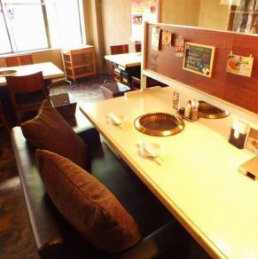 カップルシート2名様用。ソファー席でゆったりと焼肉が楽しめます。