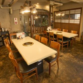 広々として落ち着いた雰囲気のテーブル席。気軽な飲み会・宴会にもおすすめ。