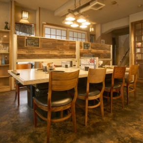 カウンター席もご用意ありますので、仕事帰りにふらっと一人焼肉もできます。2名様でご予約の場合、混雑時には、カウンター席にご案内させて頂く場合がございます。