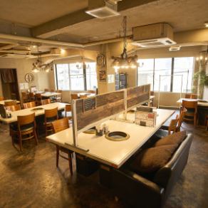 カップルシート2名様用。ソファー席でゆったりと焼肉が楽しめます。