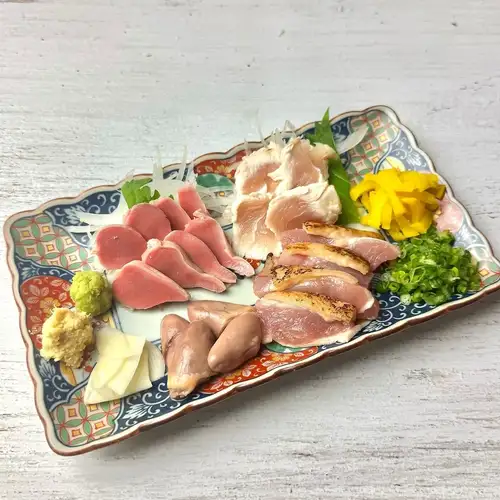 鶏刺し４種盛り（もも、むね、ズリ、こころ）