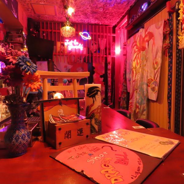 当店の店内は、お江戸吉原をテーマにした独特のアートが施されています◎拘りのデザインが施された空間で、飲みながらアートを楽しむことができます♪こだわりの空間で様々なお酒と共に特別なひとときを過ごせます♪お酒好きな方はもちろん、華やかな店内で語り合いたい方にもおすすめです!