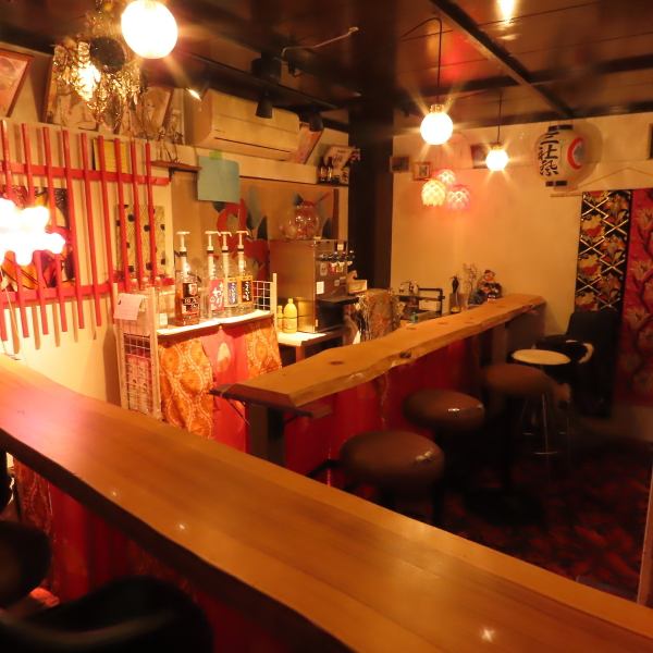 初めての方でも安心してお酒を楽しめるカジュアルな雰囲気の店内です!お一人様のご利用も歓迎しており、カウンター席をご用意しています!落ち着いた雰囲気の中で、お酒に合うお料理とお酒を堪能しながら、特別なひとときをゆっくりとお過ごしください♪※写真は2階のお席の写真になります。