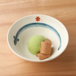 Special matcha ice cream Nikki scent/rich vanilla ice cream served with Yatsuhashi