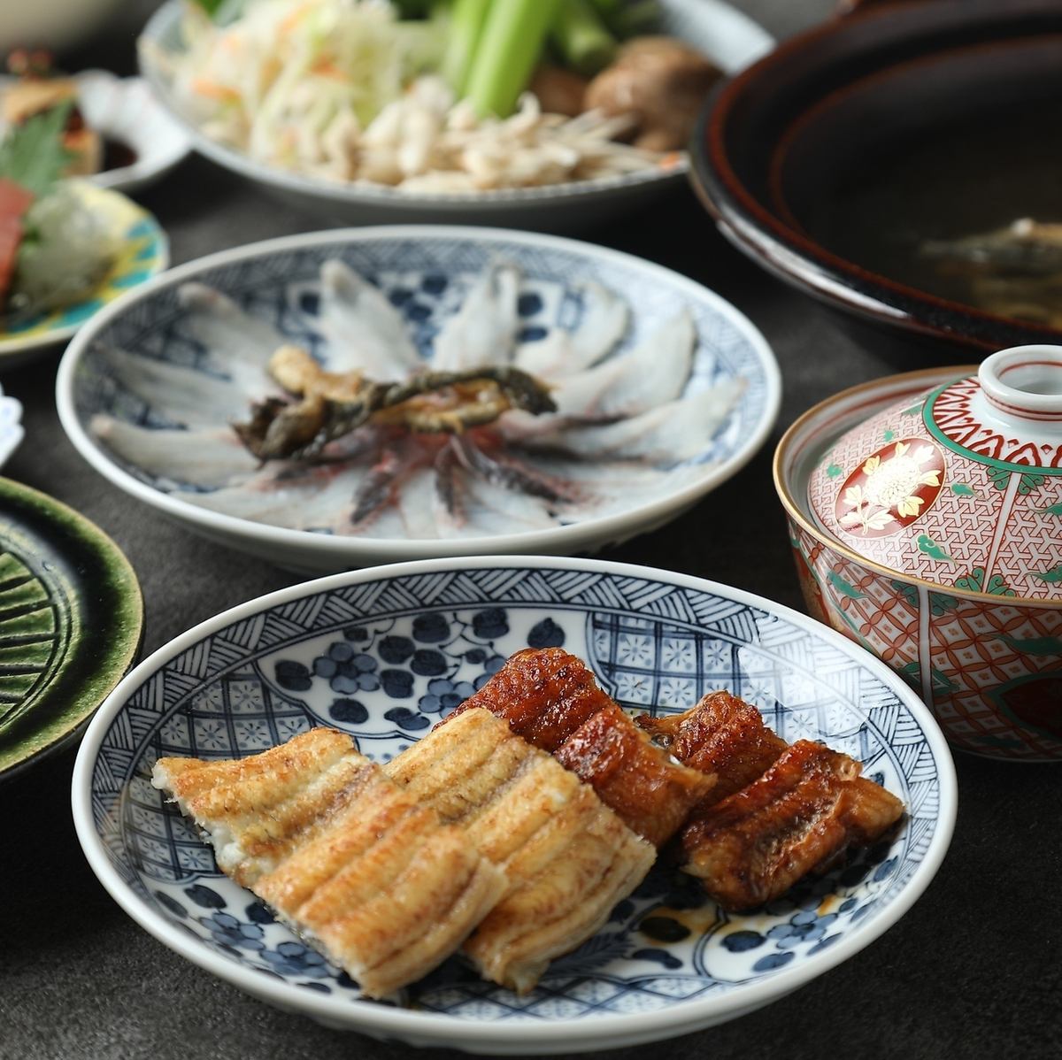 在我們設備齊全的餐廳享用我們的招牌鰻魚菜餚，慶祝您的特殊日子。