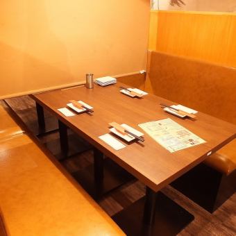 Table seating for 4 people.Recommended for small parties, girls' nights out, and meals with your family.
