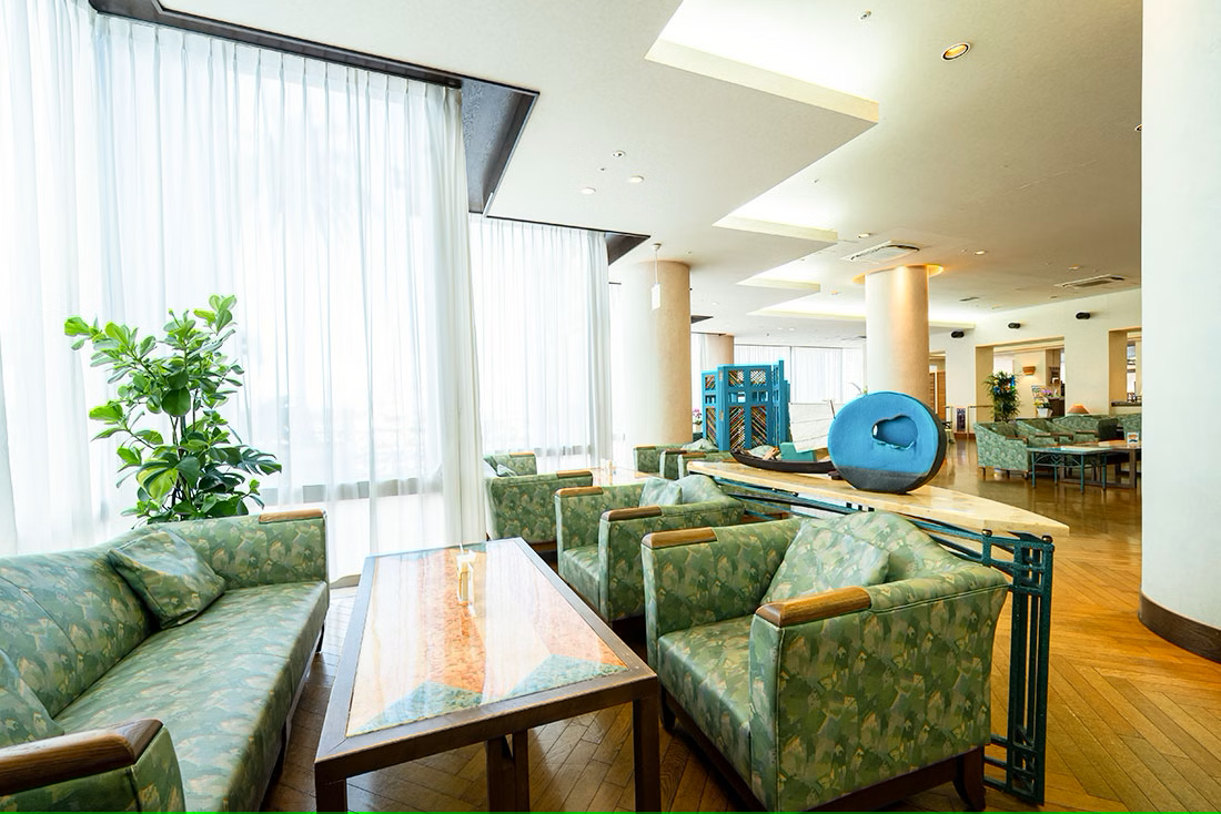 宮古空港から車で約13分♪広々とした空間でゆったりと喫茶や食事をお楽しみください☆