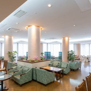 最大66名様まで対応可能なテーブル席で、賑やかな時間をお楽しみください。大人数でもゆったりとした解放感ある空間で、会話や笑い声が絶えないひとときを提供します◎