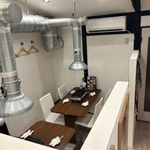 (2階席)4名様～8名様までご利用可能となっておりますので、是非宴会でご利用頂けます！半個室になっておりますので、居心地抜群♪貸し切りは20名様～24名まで可能！ご相談承っております。