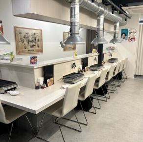 白を基調とした清潔感ある店内。カウンター席でゆっくりお食事を楽しんで頂けます♪