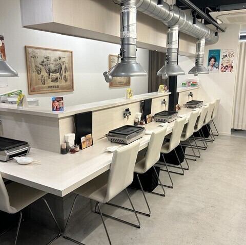 白を基調とした清潔感ある店内。カウンター席でゆっくりお食事を楽しんで頂けます♪