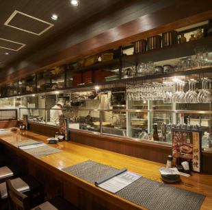 【お一人様も大歓迎】キッチンに面したカウンター席ではお仕事帰りにふらっと立ち寄り飲むのにぴったりな雰囲気です。お気軽にご利用下さい。