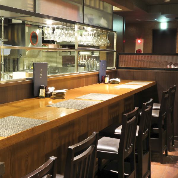 お洒落な店内で落ち着いた雰囲気の居酒屋。オープンキッチンでお迎えいたします。仕事帰りの一杯に、1人飲みなども気軽にお立ち寄りいただけます。また当店は個室のご用意もございますので接待からデート、誕生日のお祝い、女子会や歓迎会まで幅広いシーンでご利用頂けます。喫煙可ルームも有◎お気軽にお問合せください。