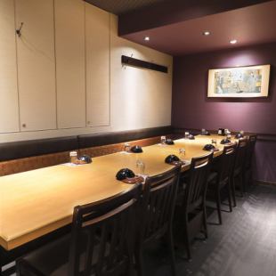 レイアウト可能なテーブル席も豊富♪人数に応じてお席をご案内いたしますので、お気軽にご相談くださいませ。中人数・大人数の宴会にもぴったりです。