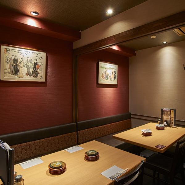 少人数から大人数まで人数に合わせてお席をご用意いたします。江戸町を再現した店内はあたたかい色に包まれて落ち着いた雰囲気。お食事に合わせて、ご飯に合う日本酒やクラフトビールなど数多く取り揃えております。海鮮やそば、寿司や天ぷらなど和食が自慢の居酒屋土風炉でこだわりのお料理とお酒をご堪能ください。