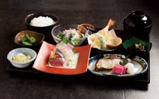 【점심의 회식에 추천】 생선회와 튀김과 불고기를 먹을 수 있는 에도쵸 고젠(요리만) 2398엔