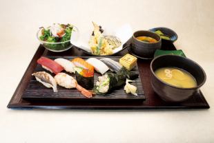 잡기 스시 8 관어 진 2728 엔 스시 8 관 · 튀김 · 찻잔 찜 · 샐러드 · 작은 냄비 · 된장국 · 단맛 (요리 만)