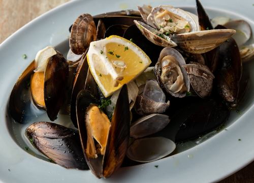 Steamed mussels and clams in white wine