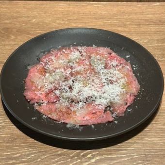 スペイン産牛タンカルパッチョ しゃきしゃき玉ネギのレモンヴィネグレット