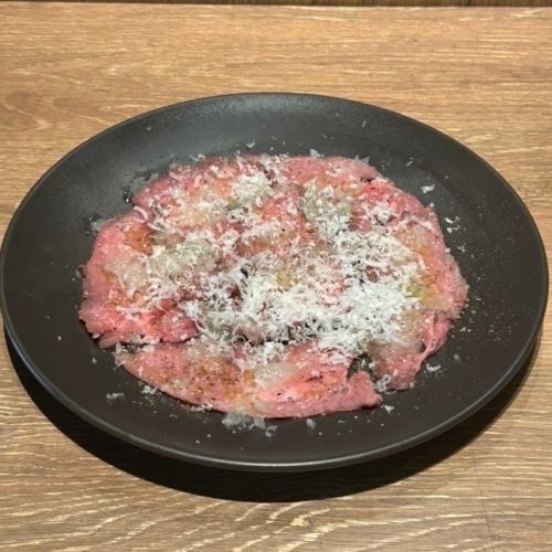 スペイン産牛タンカルパッチョ しゃきしゃき玉ネギのレモンヴィネグレット