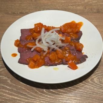 国産牛ハツのカルパッチョ フレッシュトマトとハリッサのソース
