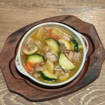 鶏モモとトマト、レモンのさっぱりアヒージョ