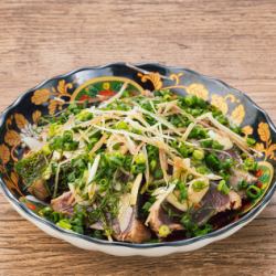 Seared bonito with plenty of condiments