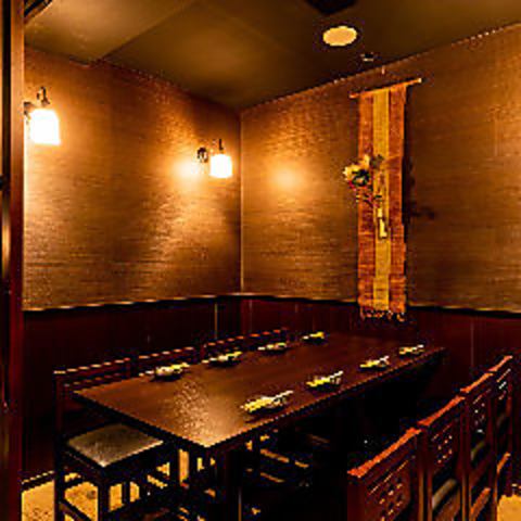 It is a table seat in a semi-private room partitioned by bamboo blinds and walls.The room is easy to use for 4 to 6 people and shows a slightly quiet face in contrast to the urban and lively cityscape.An adult space suitable for a joint party or a place for discussions between friends.One of the reasons why it is chosen is that it is in a good location, just a 1-minute walk from JR Shimbashi Station!