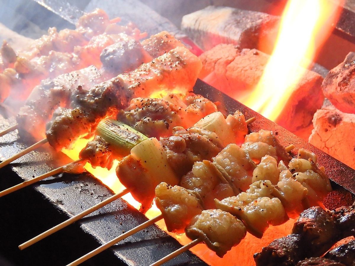 炭火烤土鸡和正宗的炭火烤鸡肉串很受欢迎!还有自助餐。
