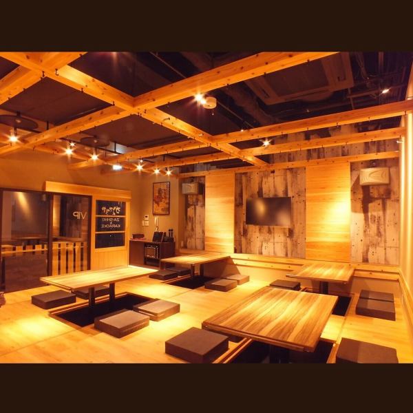 【飲みながらカラオケも歌える♪（歌わなくても、もちろんOK）】団体のお客様専用の個室あります！カラオケ設備もありますので、飲みながら歌える最高の空間をご用意しております！