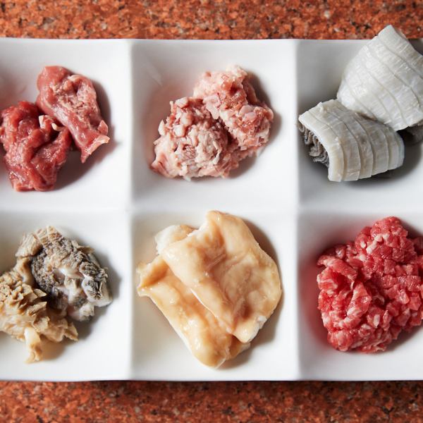 请一定要尝尝Yatsugu新鲜的非冷冻内脏！可以享用6种内脏的“荷尔蒙混合拼盘”