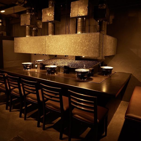 [Counter seats] Singles and dates are also welcome! Enjoy the original taste of meat while slowly grilling Yatsugu's proud fresh yakiniku and offal over a charcoal fire! We will also suggest the best way to grill and eat the meat! Please feel free to ask our staff!