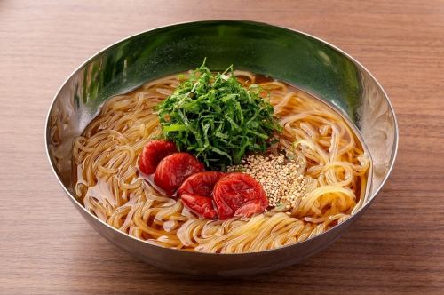 締めのメニューも充実しております。さっぱりとした冷麺は焼肉の〆にもってこい！