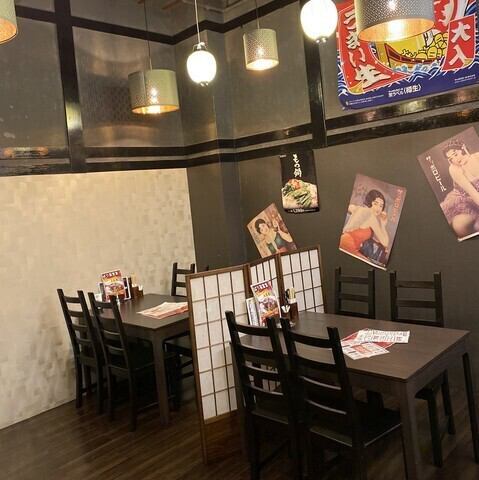 立食時最大で50名様まで収容可能♪会社宴会などの貸切利用を承っております！コースも4500円(税込)～とコスパ◎！ご予算などございましたらご相談ください！テーブル席や気軽に利用できるカウンター席までご用意しております。