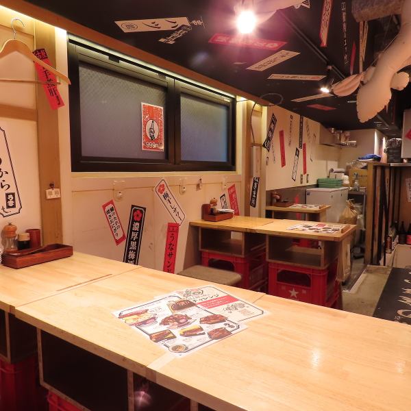 お食事はもちろん、お酒をメインに楽しみたい夜にも適した環境を整えています。古くから愛されてきた濃く深い味わいの料理を引き立てる、落ち着いた照明と清潔感のある内装が特徴です。おもてなしやご宴会の際にも、活気と安らぎが共存する独特の雰囲気の中で、大切な時間をゆっくりと過ごせます。
