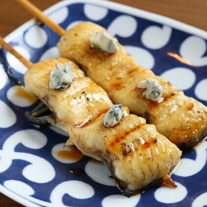香ばしい薫りとともにじっくりと焼き上げる鰻串。