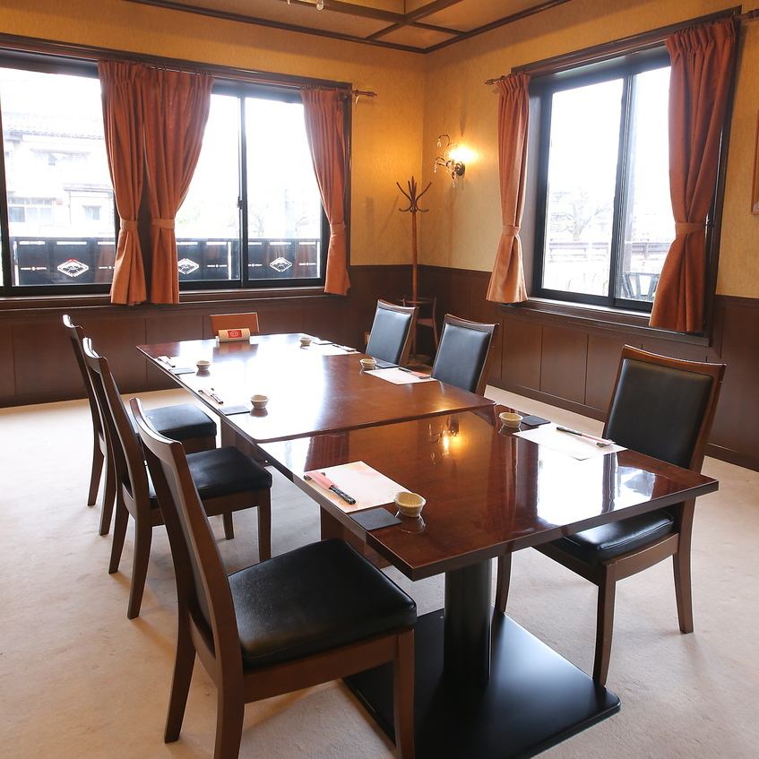 The calm space where you can feel the romance of the Taisho era is perfect for meeting and eating.