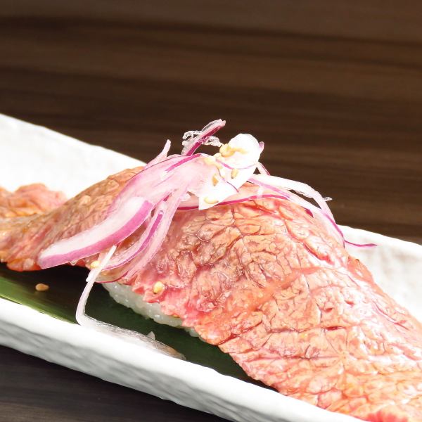 【話題の肉寿司も当店は近江牛を使った贅沢な一品】
