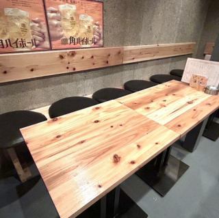 4名様まで座れるテーブルを2卓ご用意しております。合わせて最大8名様でのご利用も可能となっておりますので、各種宴会やご友人とのお集まりなどにもぜひご利用くださいませ♪