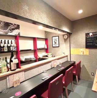 おひとり様でもお気軽にご利用いただけるカウンター席となっております♪お仕事帰りのサク飲みはもちろん、深夜まで営業しておりますのでシメやお食事などにもご利用いただけます！