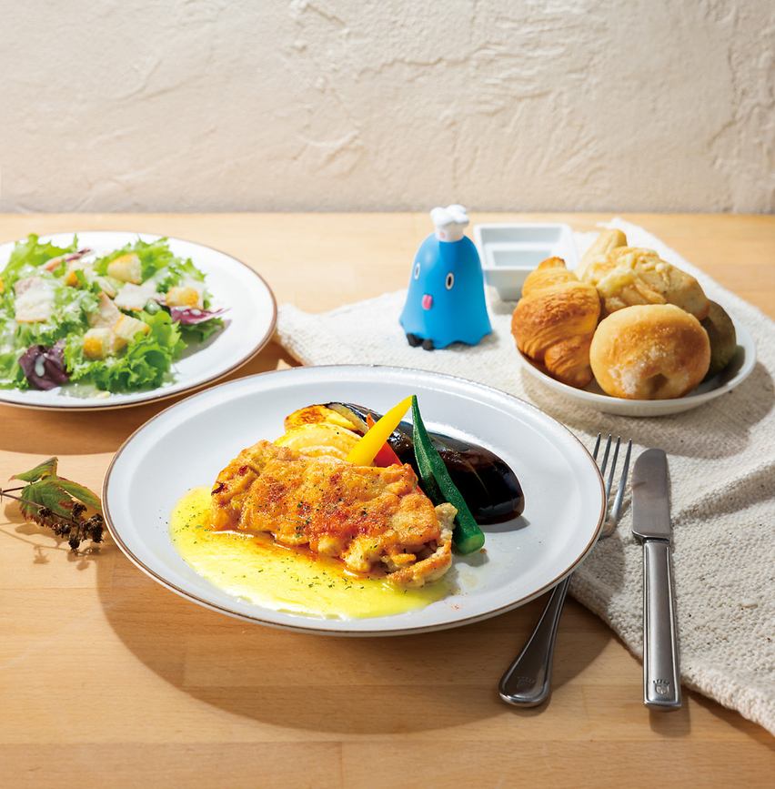 店内の専用オーブンで焼き上げる10種類以上の自家製パンをお召し上がりいただけます。