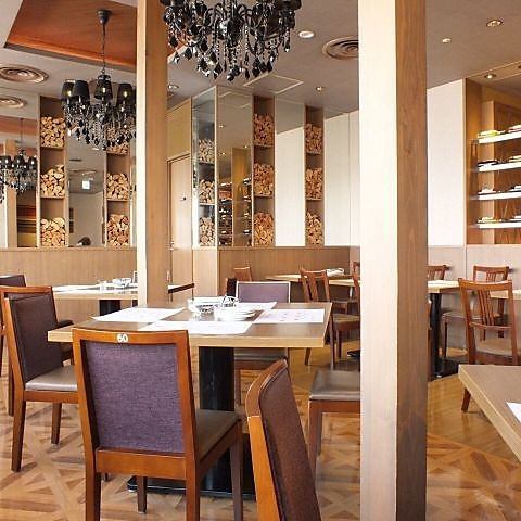 木のぬくもりを感じる広々とした店内には、各種テーブル席をご用意しております。カップルやご夫婦、女子会や家族連れなど多くの方々に幅広くご利用いただけます。ごゆっくりとおくつろぎください。