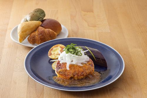 日式汉堡牛排配日式酱汁