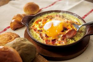 融化的鸡蛋和培根卡巴拉风味多利亚三明治