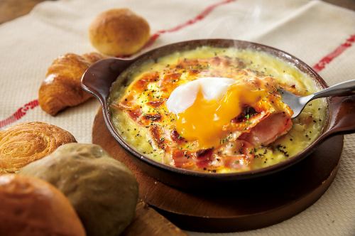 融化的鸡蛋和培根卡巴拉风味多利亚三明治